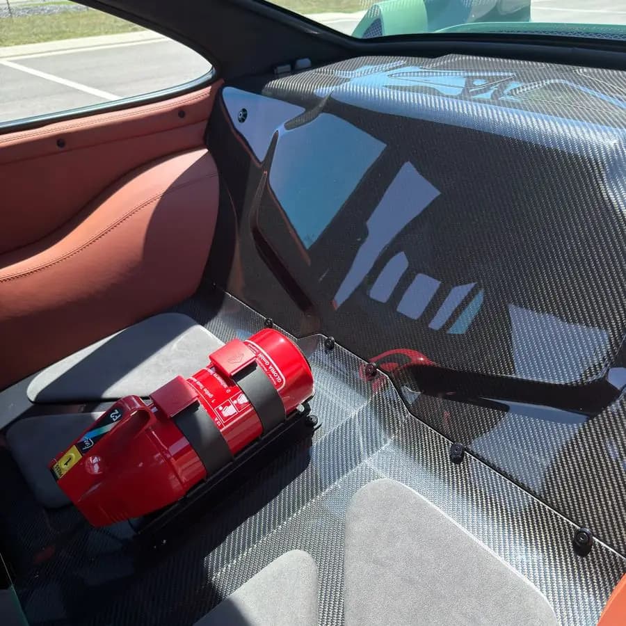 993 carbon floor with fire extinguisher mounted